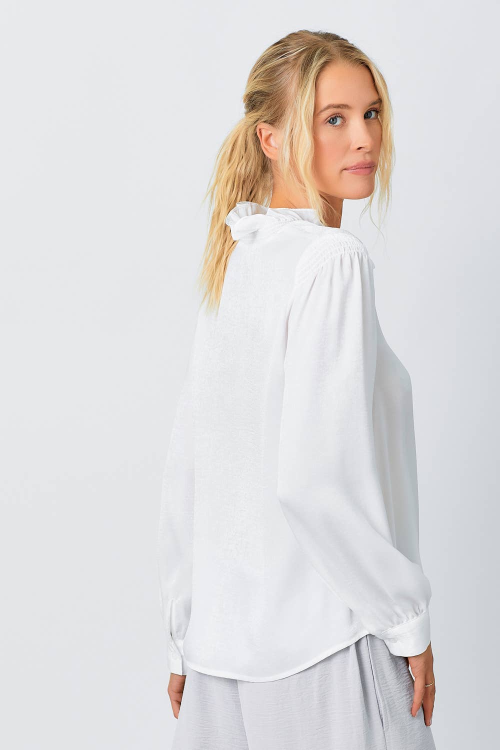WHITE RUFFLED COLLAR BLOUSE