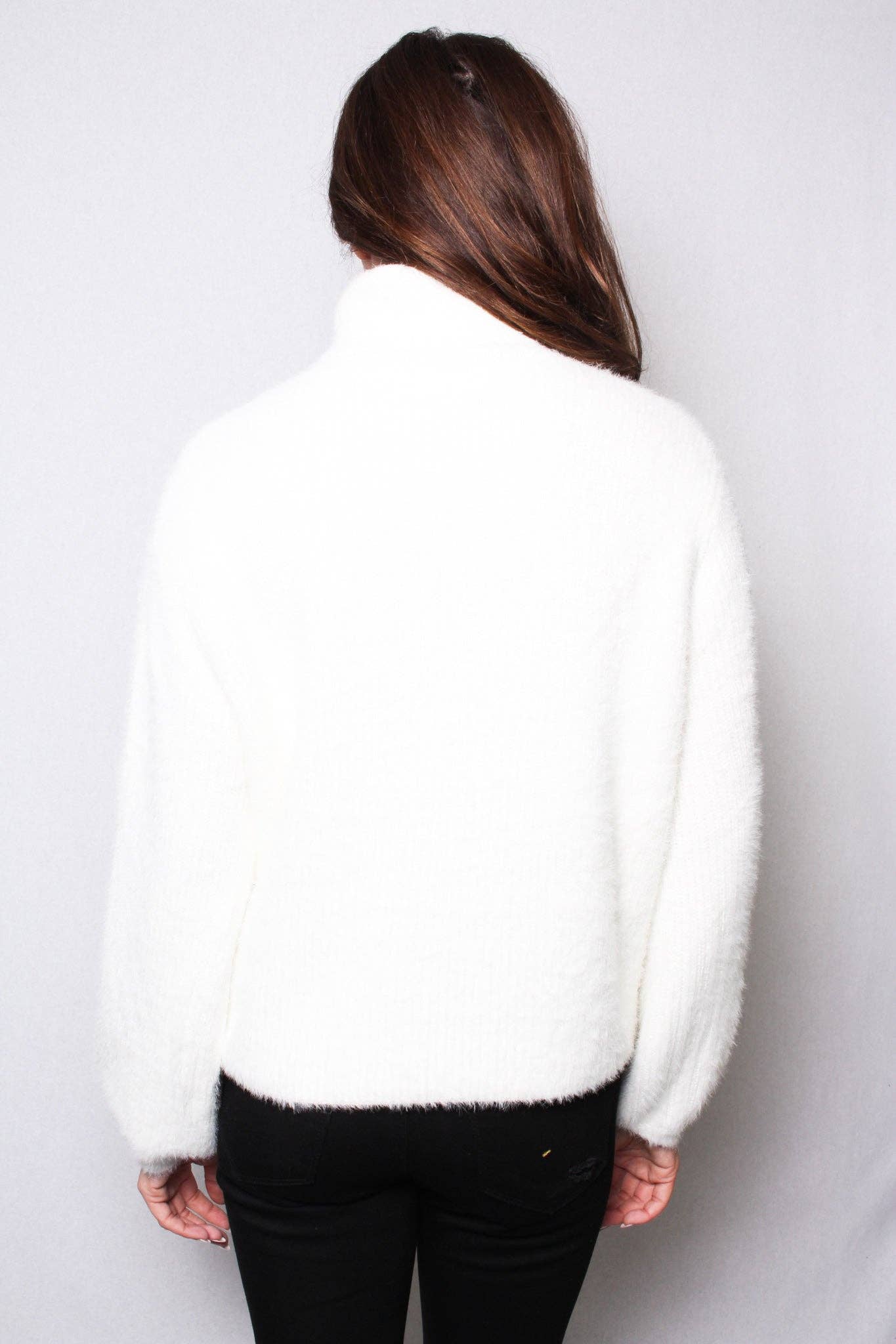 IVORY TURTLENECK  SWEATER