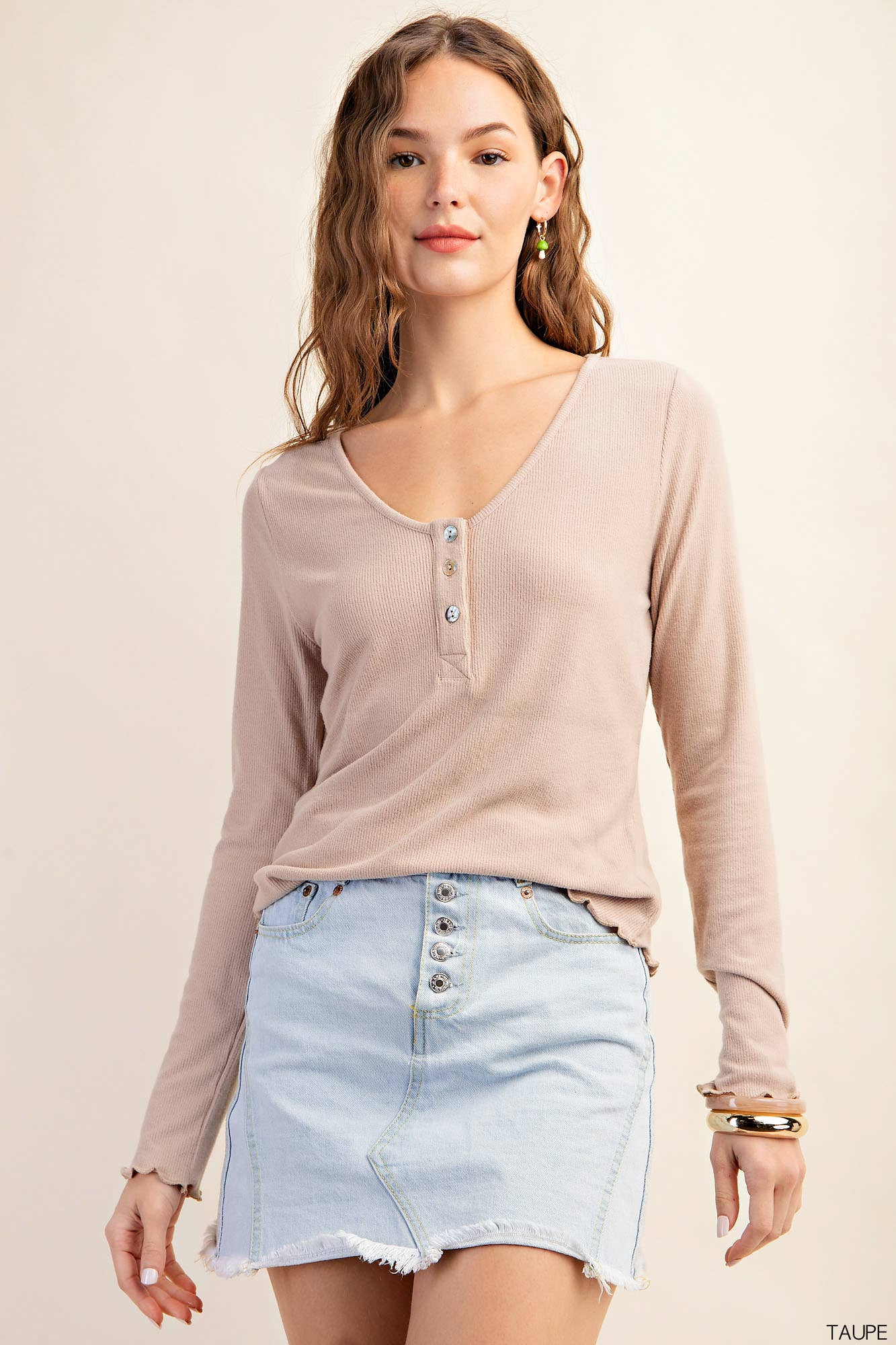 ESSENTIAL RIBBED LONG SLEEVE SCOOP NECK HENLEY TOP TAUPE