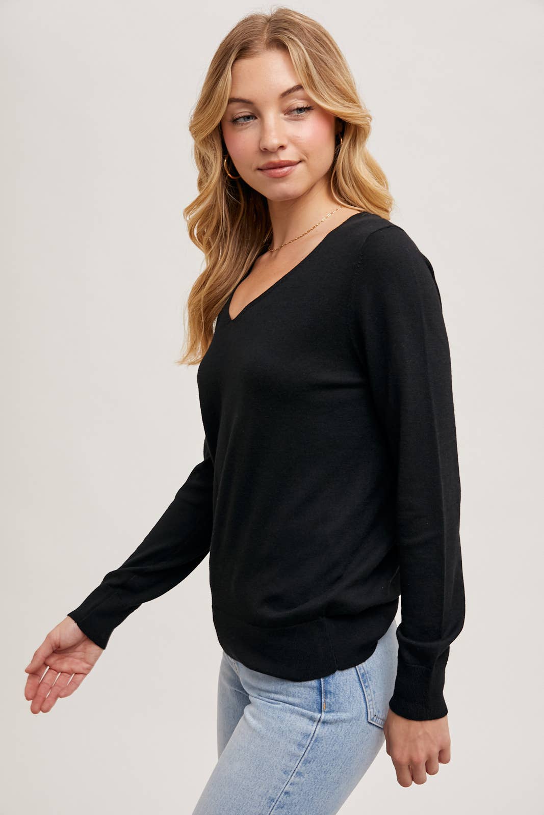 BLACK LIGHTWEIGHT V-NECK KNIT PULLOVER LONG SLEEVE SWEATER