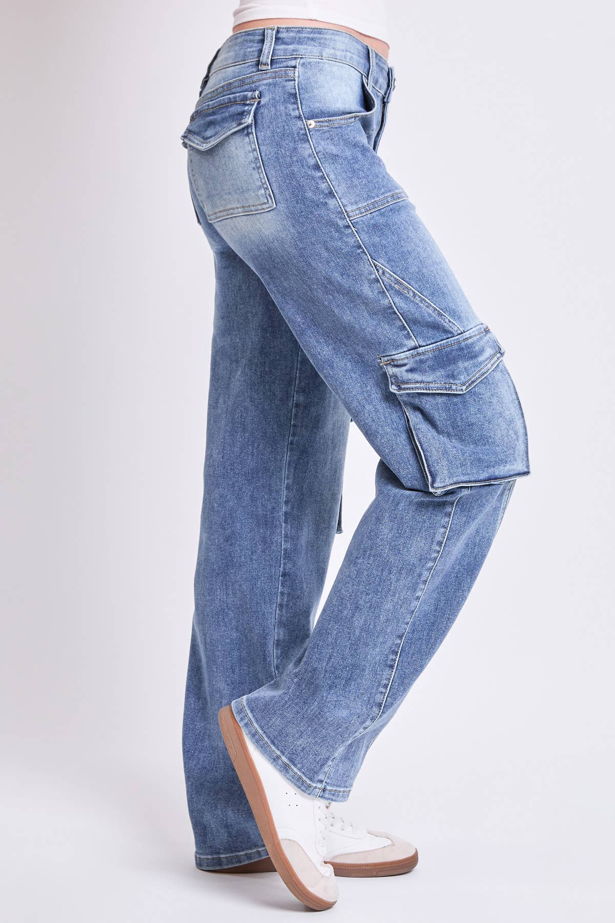 Junior High Rise Skater Straight Leg Cargo Jeans : Medium Wash