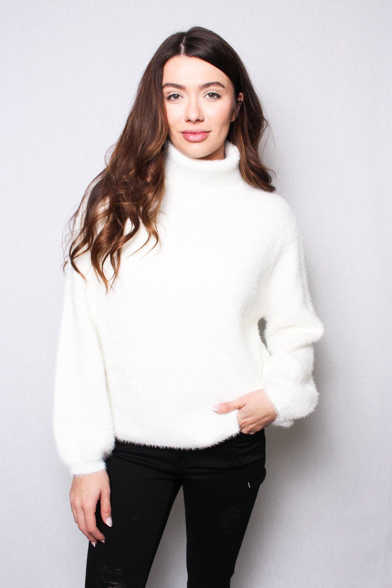 IVORY TURTLENECK  SWEATER