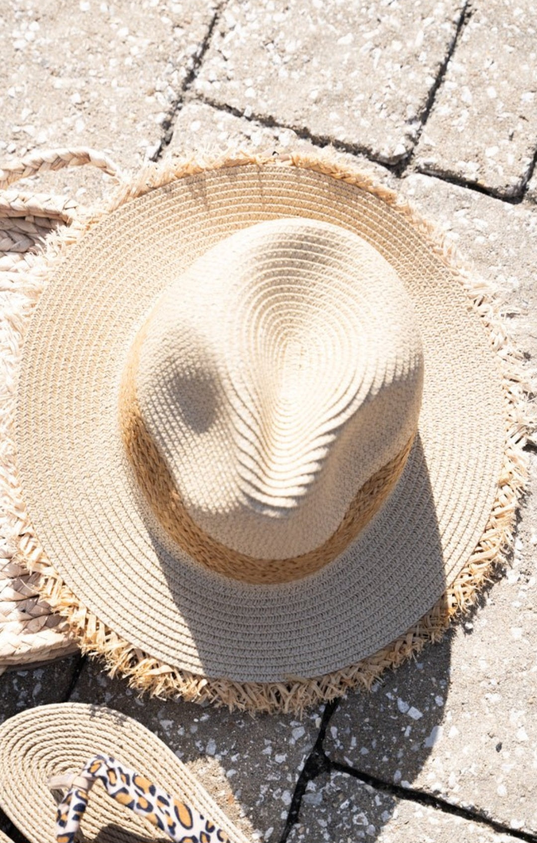 BEIGE FRAYED STRAW HAT