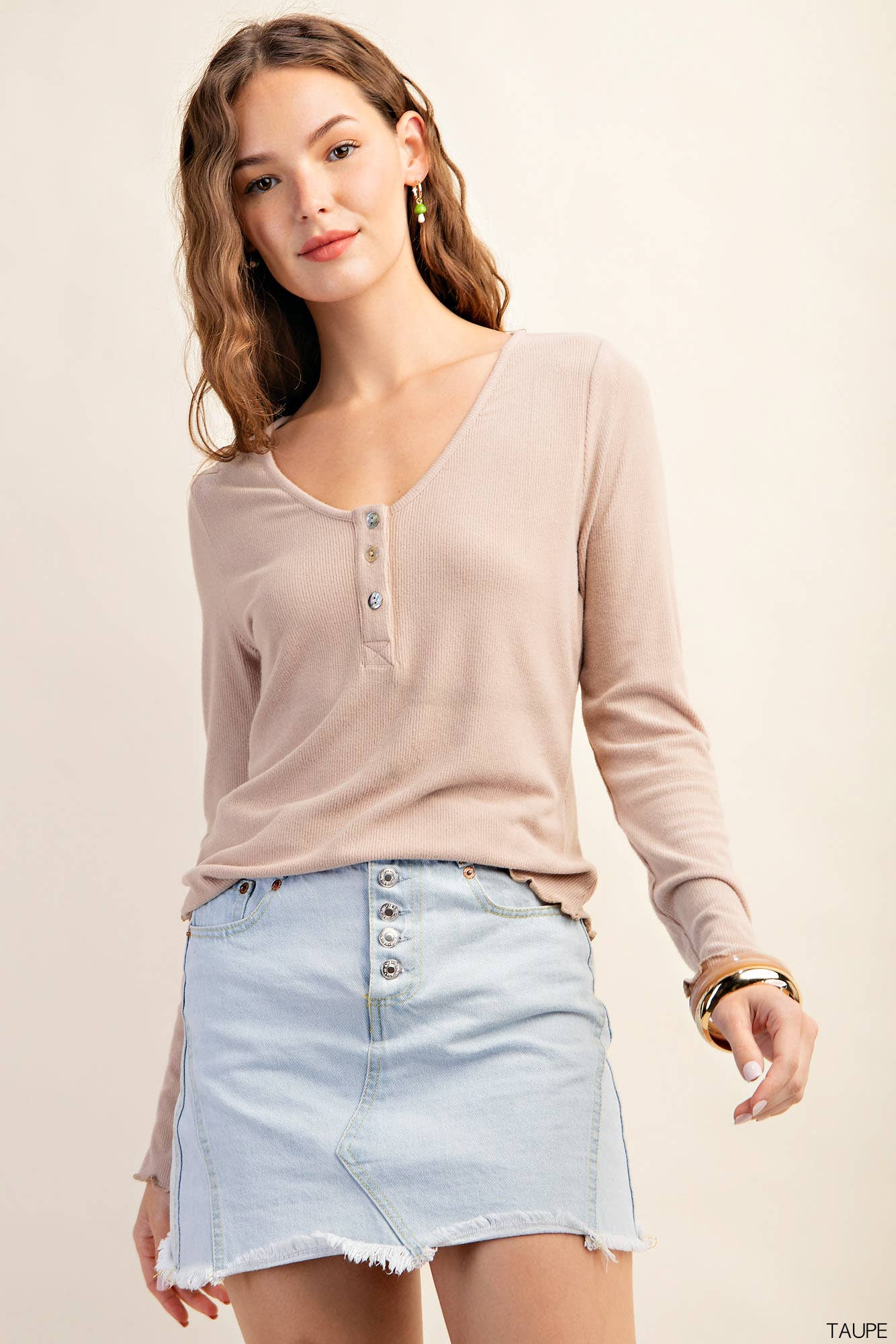 ESSENTIAL RIBBED LONG SLEEVE SCOOP NECK HENLEY TOP TAUPE