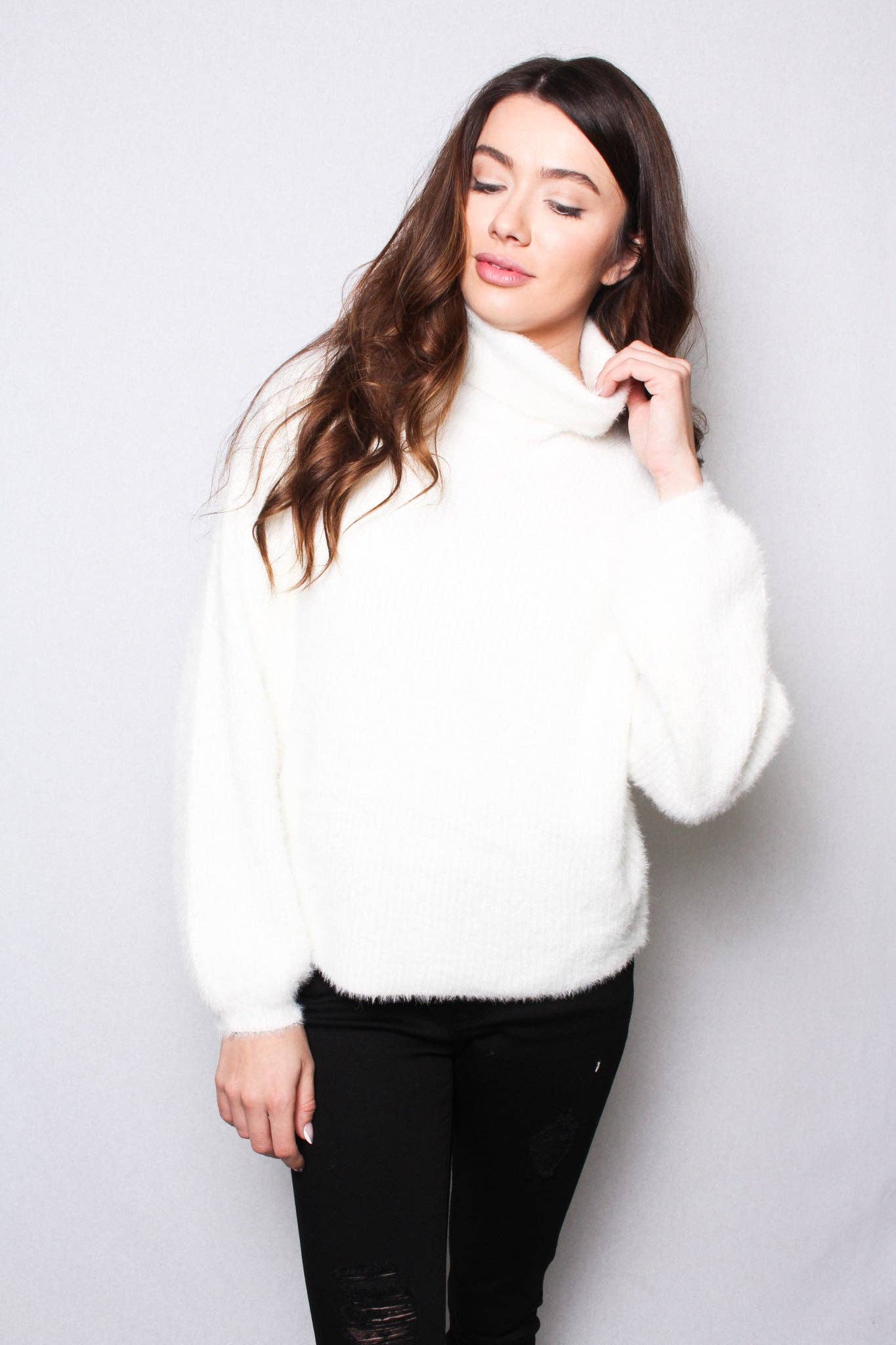 IVORY TURTLENECK  SWEATER