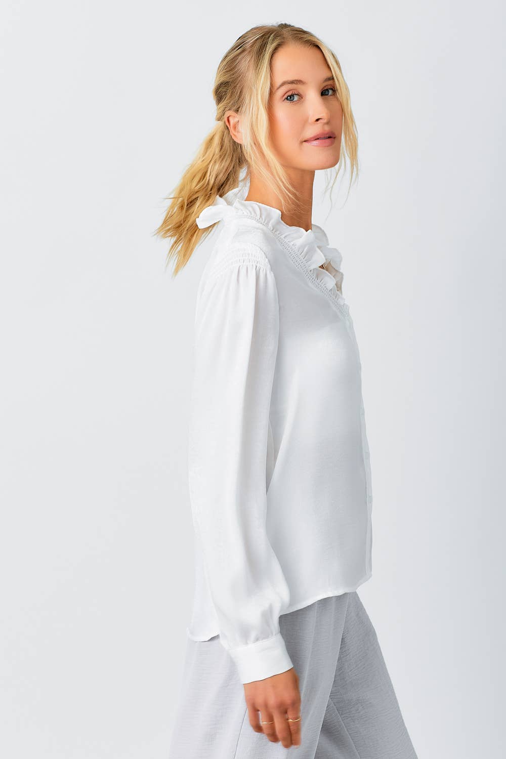 WHITE RUFFLED COLLAR BLOUSE