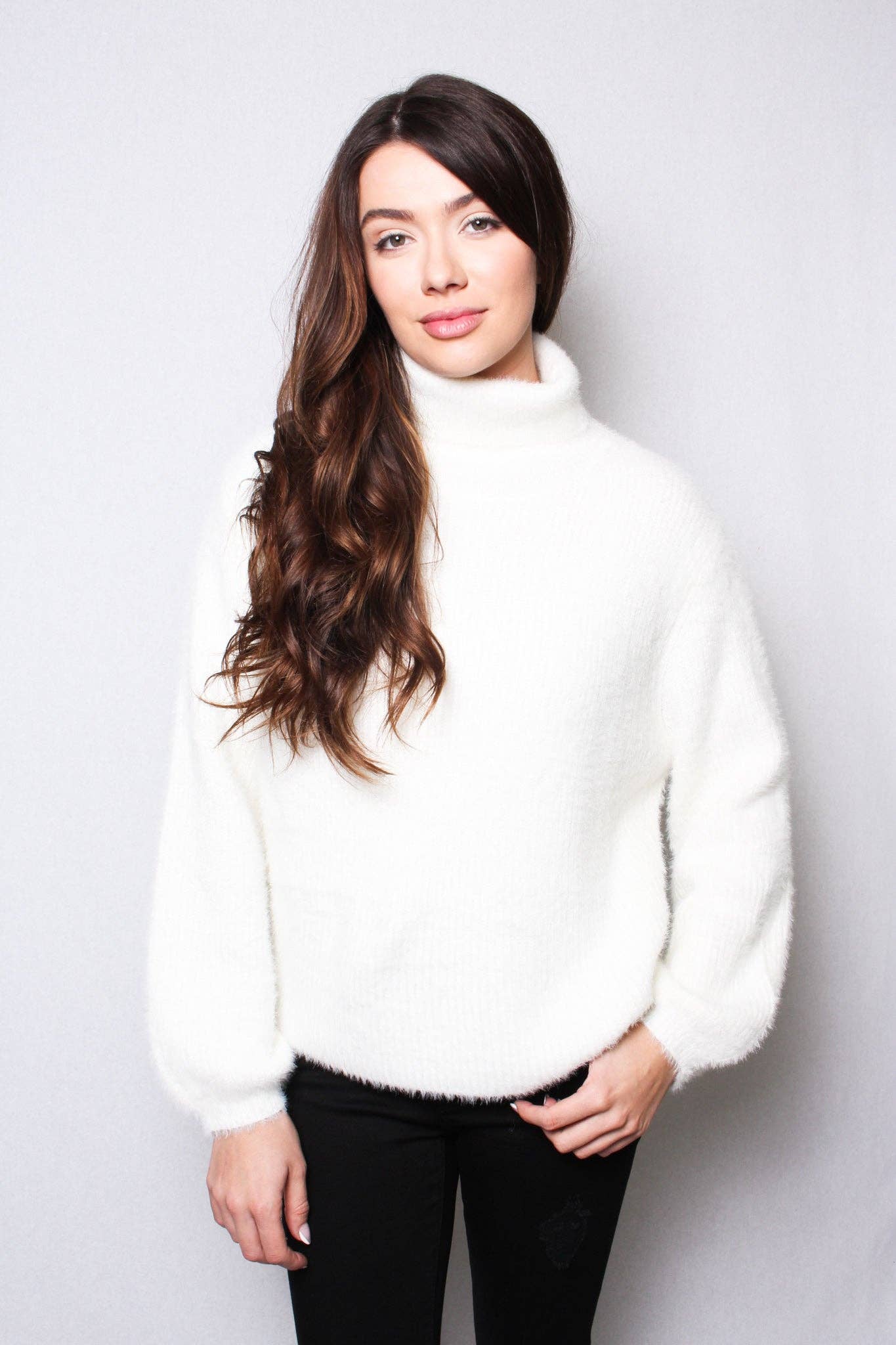 IVORY TURTLENECK  SWEATER