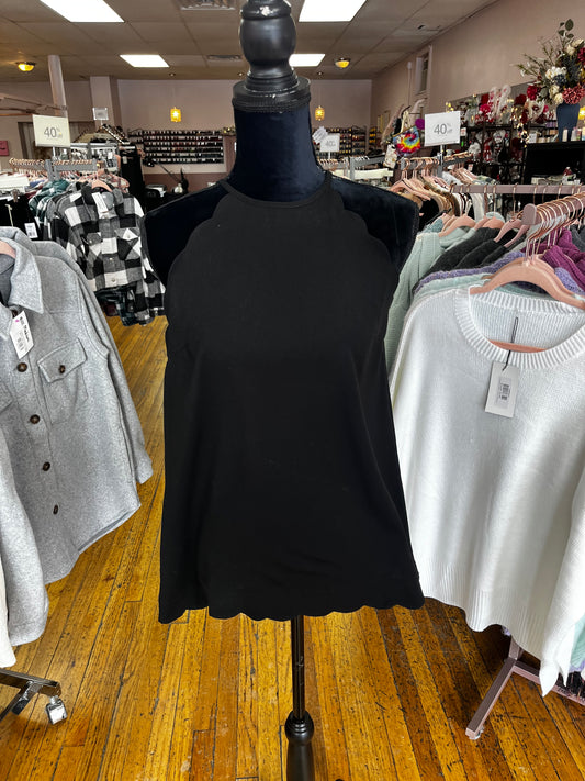 SCALLOPED SLEEVELESS TOP BLACK